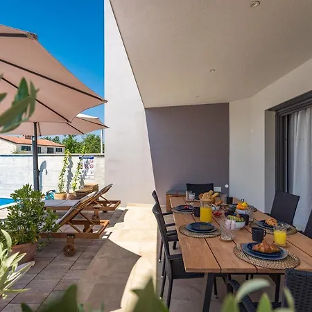 Leonardo Villa Vržnaveri