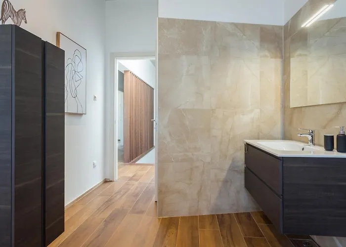 Leonardo Villa Vržnaveri