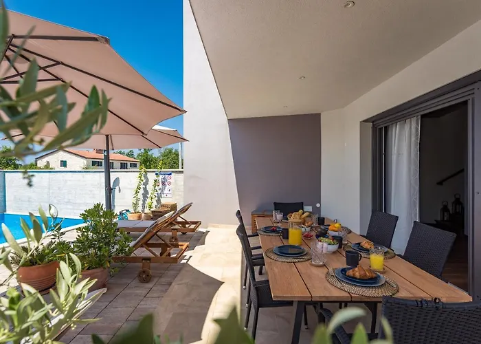 Leonardo Villa Vržnaveri